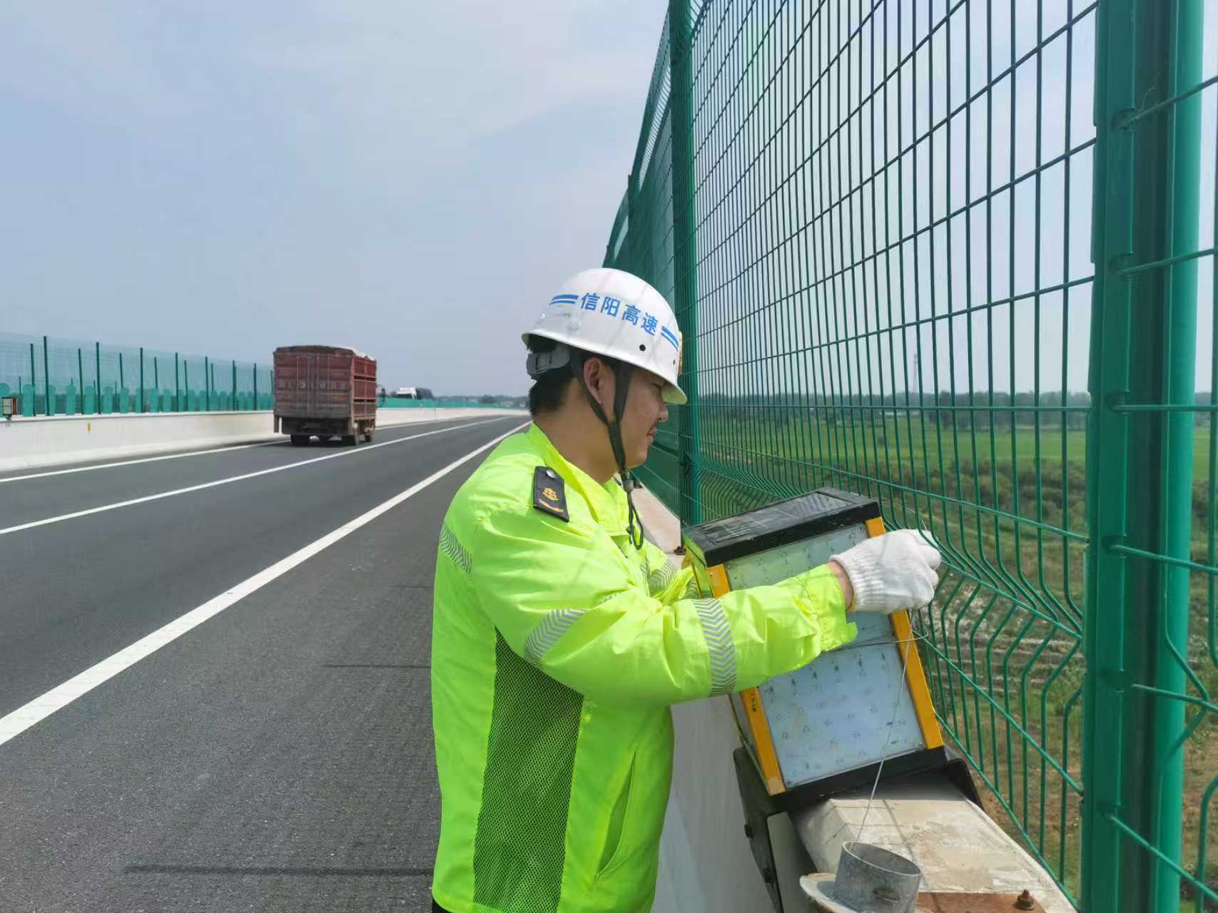 高温下的高速“守护者”——罗山路产外勤中队工作侧记