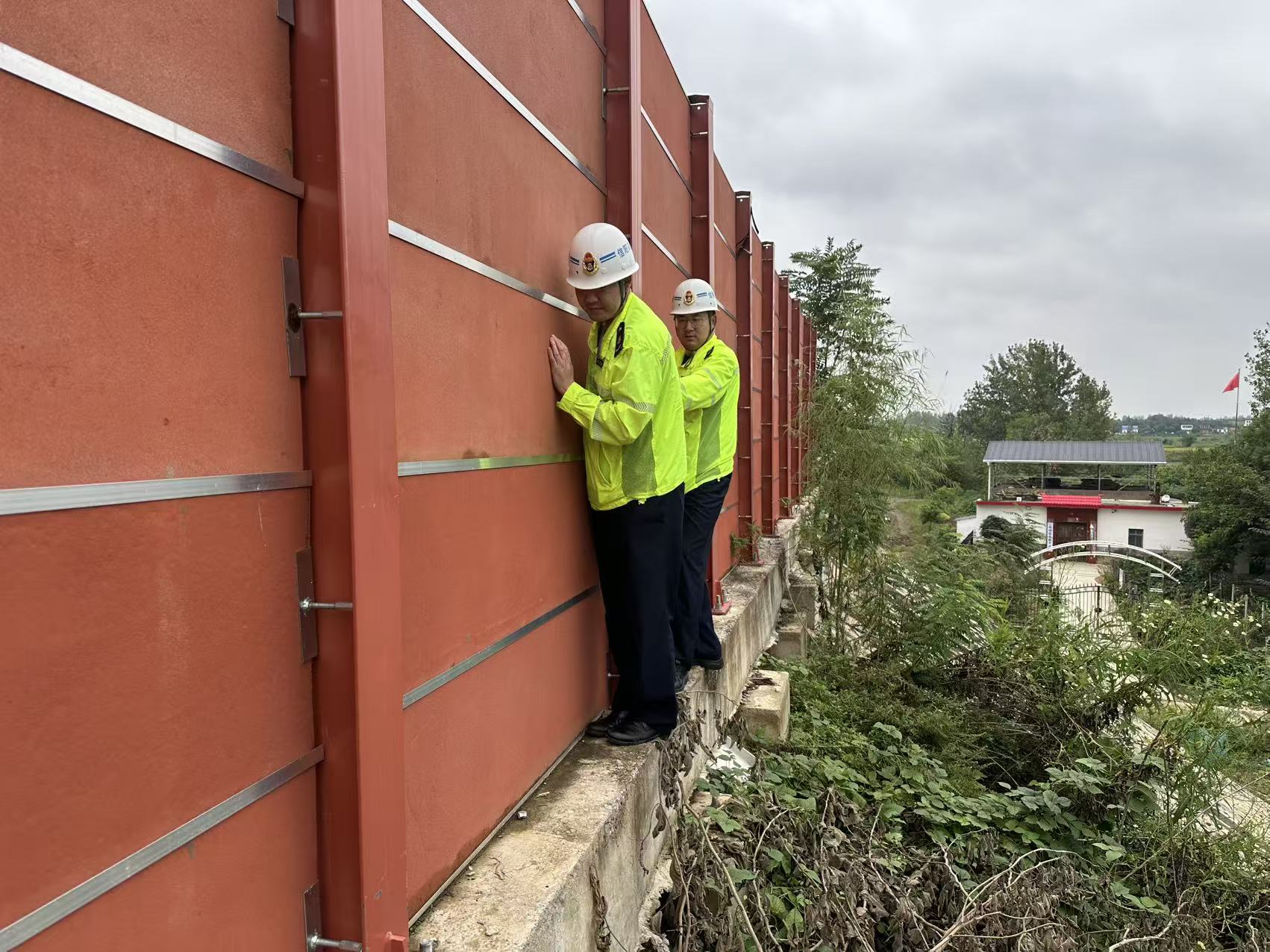 罗山路产中队开展拉网式排查 全力护航假期高速安全