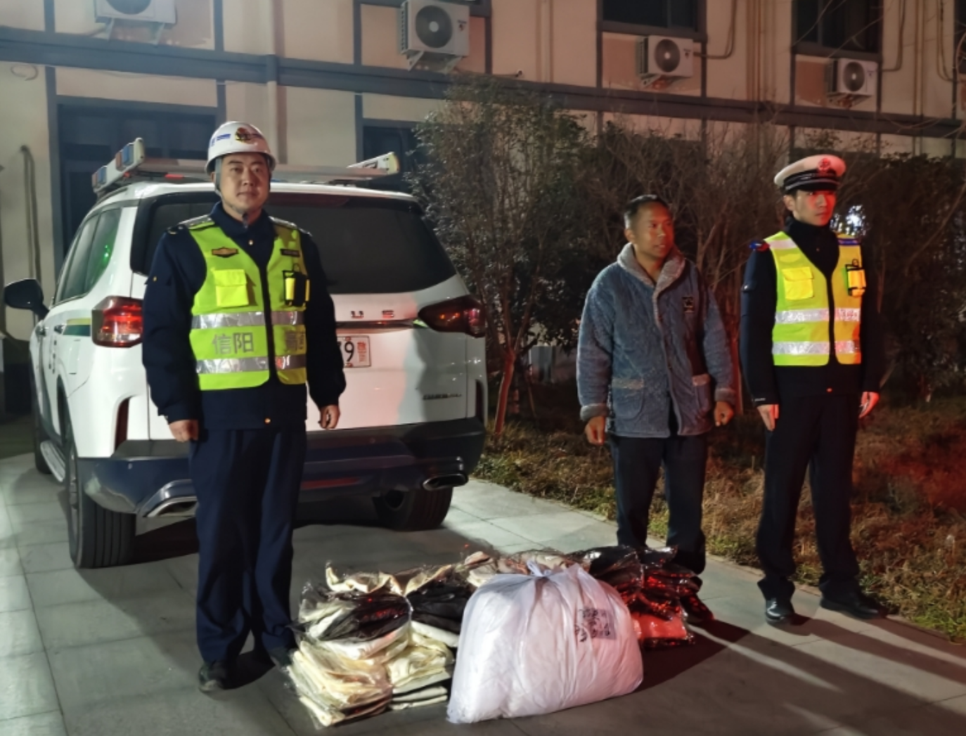 信阳分公司第二党支部罗山中队党员突击队连夜寻回群众遗失物品