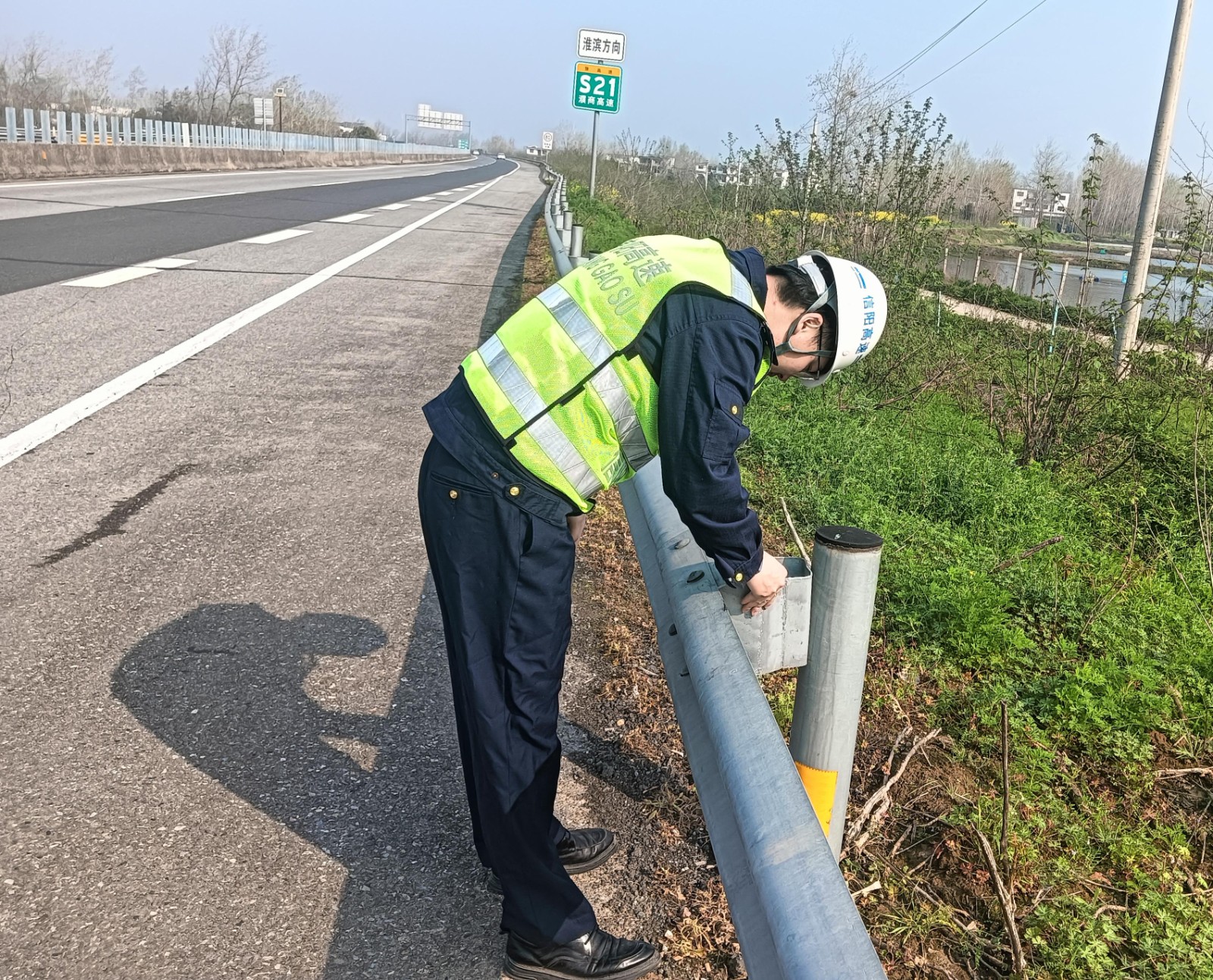 濮商固始路产外勤中队：清明前夕排查隐患 筑牢高速安全防线