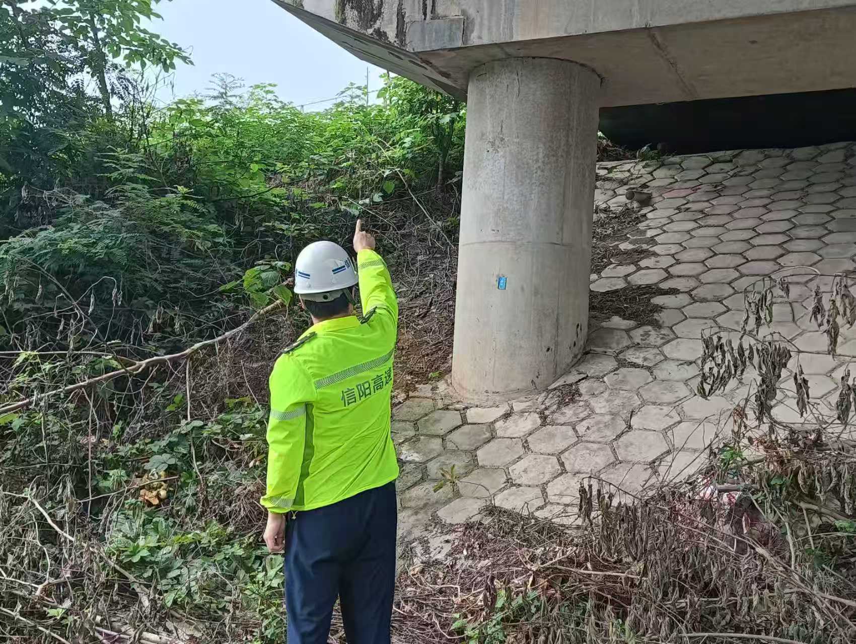 严抓汛期隐患排查 筑牢高速防汛屏障 濮商固始路产外勤中队扎实推进防汛保畅工作.doc